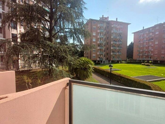 Appartamento quadrilocale in affitto in Via Zurigo, Inganni, Milano