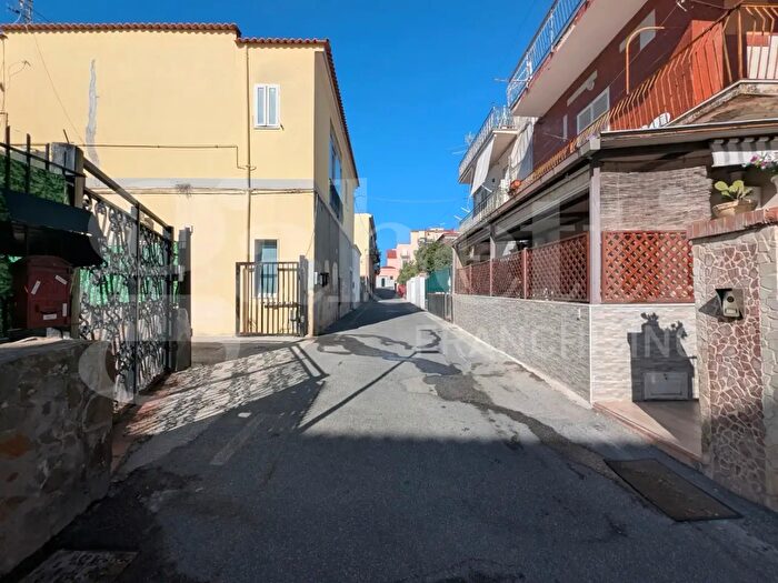 Appartamento con 5 locali in vendita in Via Poggio, Bacoli