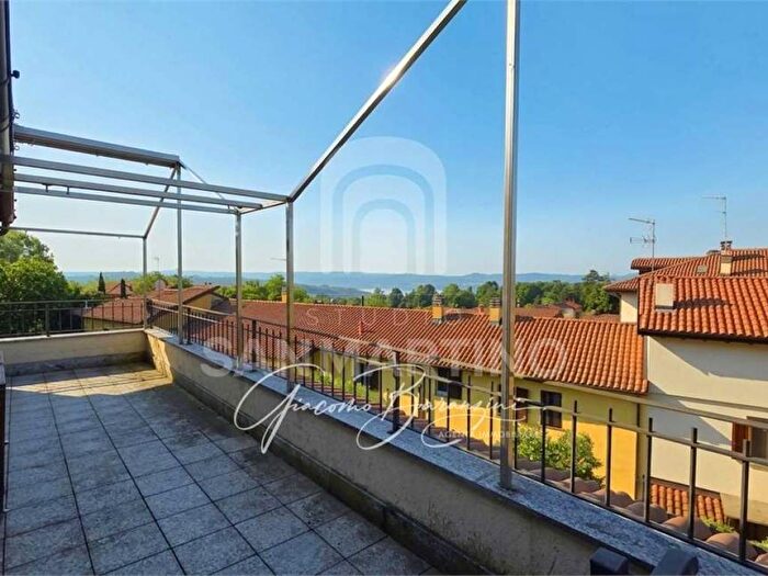 Appartamento trilocale in affitto in Via Vigne, Comerio