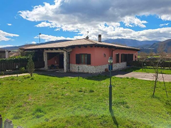 Casa quadrilocale in vendita in Via La Grande Quercia Nuova, Vinchiaturo