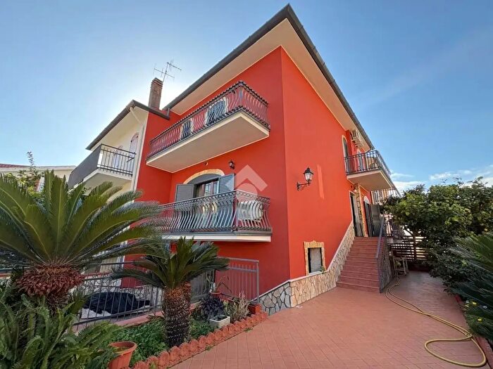 Appartamento quadrilocale in vendita in Porzione di Quadrifamiliare Via della Farnia, Fondi