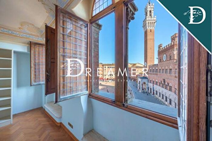 Appartamento con 6 locali in vendita in Piazza del Campo, Siena