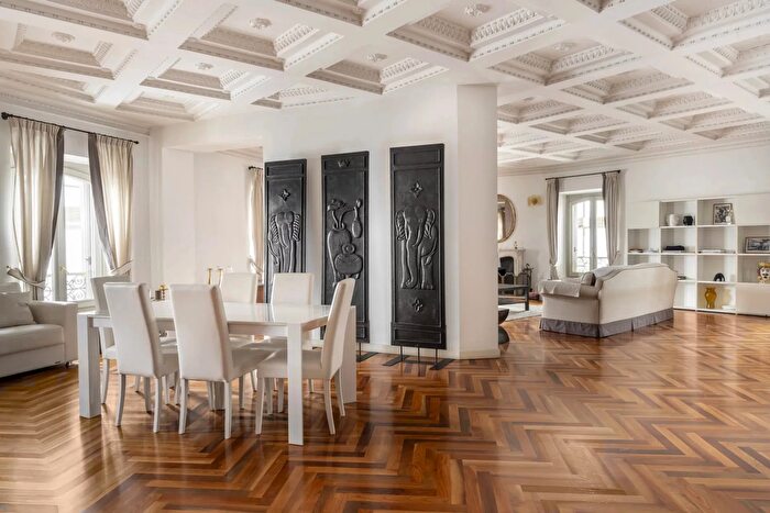 Appartamento con 8 locali in vendita in Via Pietro Micca, Torino