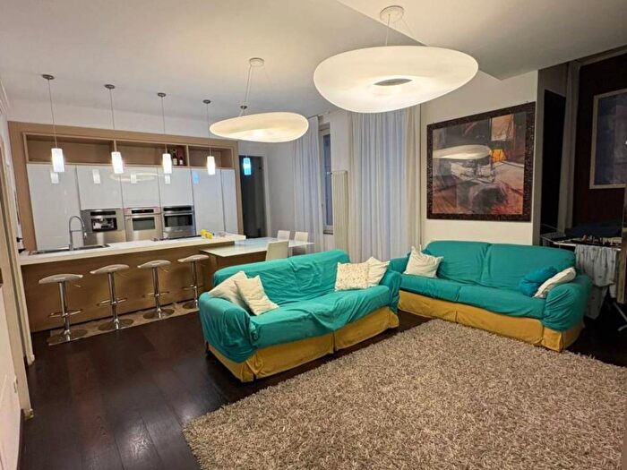 Appartamento trilocale in affitto in Corso San Gottardo, Milano