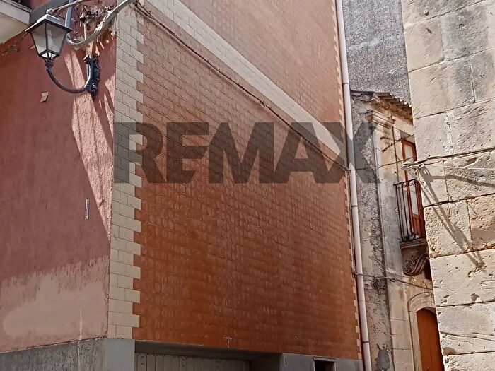 Casa con 7 locali in vendita in Via Messina, Melilli