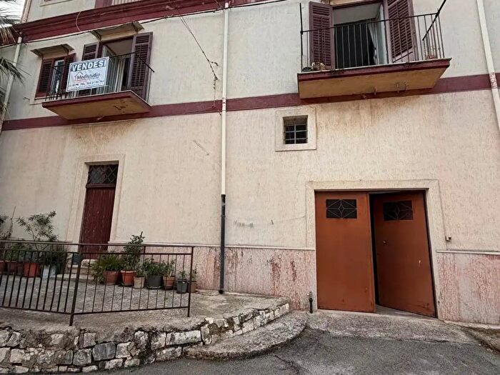 Casa con 8 locali in vendita in Bisacquino