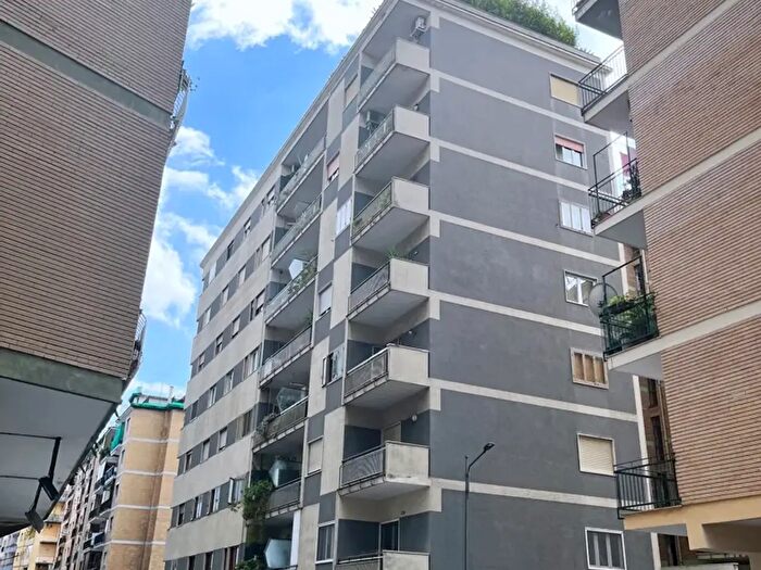 Appartamento trilocale in vendita in Via Giulio Palermo, Napoli