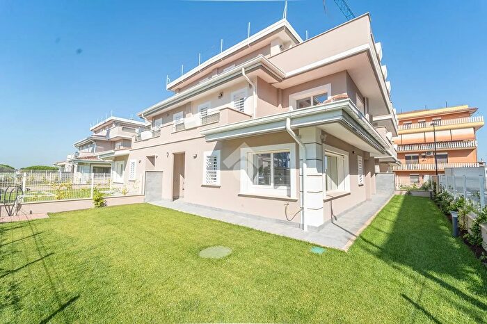 Appartamento trilocale in vendita in Via di Vermicino, Roma