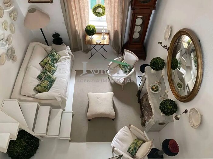 Appartamento trilocale in vendita in Via Mazzini, Rapallo