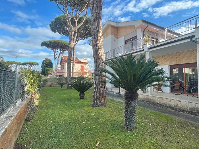 Casa con 6 locali in affitto in Via Portorose, Fregene, Fiumicino