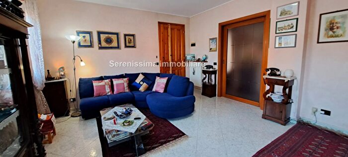 Appartamento con 9 locali in vendita in Montelabbate