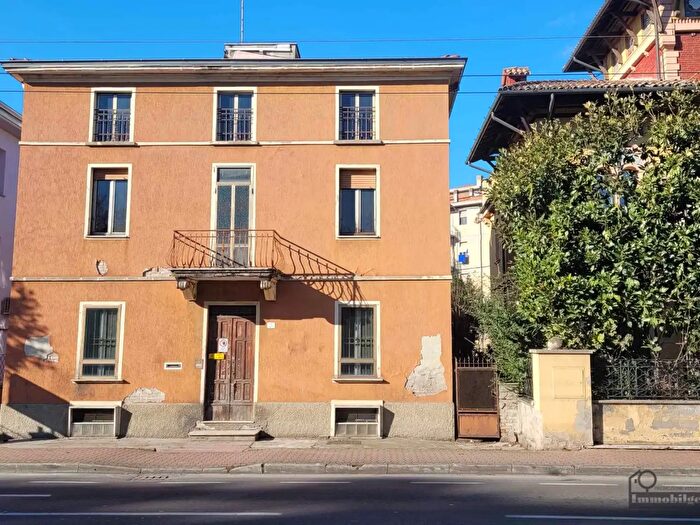 Casa con 18 locali in vendita in Viale della Villetta, Parma