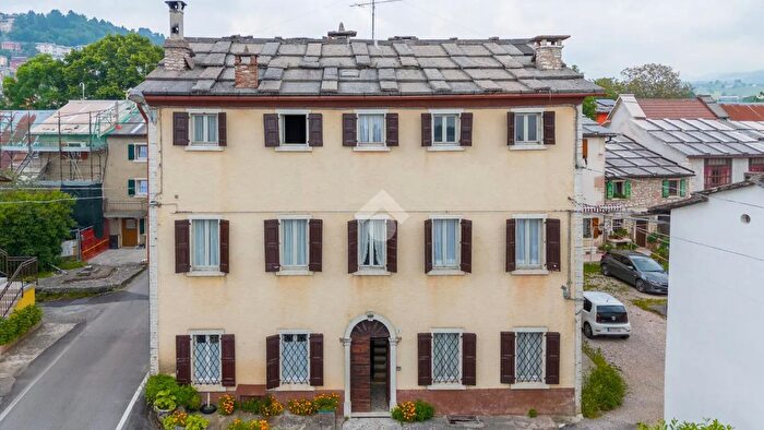 Casa con 12 locali in vendita in Via Davide Menini, Bosco Chiesanuova