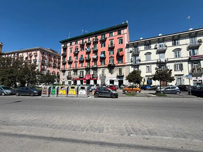 Appartamento quadrilocale in vendita in Via Giulio Cesare, Napoli