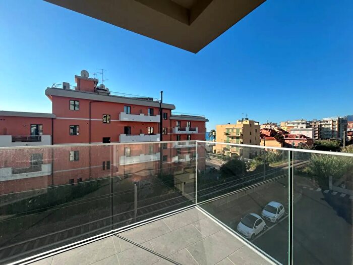 Appartamento trilocale in vendita in Viale Europa, Pietra Ligure