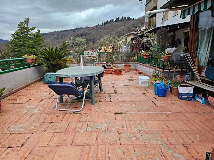 Appartamento trilocale in vendita in Via Roma, Londa