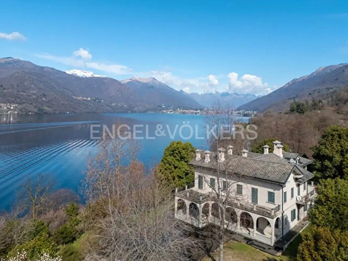 Casa con 20 locali in vendita in Via Crabbia, Pettenasco