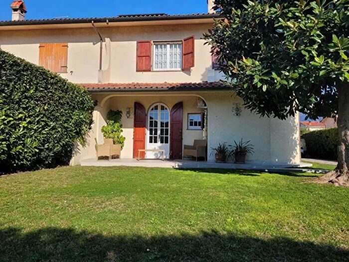 Casa con 5 locali in affitto in Montignoso