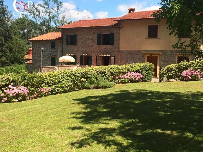 Casa con 8 locali in vendita in Località Gugena La Porta, San Godenzo