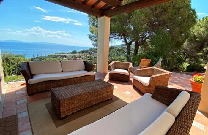 Casa con 6 locali in vendita in Capoliveri