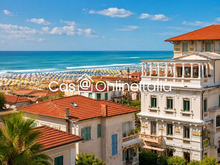 Appartamento trilocale in affitto in Via Francesco Carrara, Lungomare, Viareggio