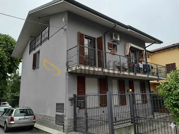 Appartamento bilocale in affitto in Viale Cimitero, Macherio