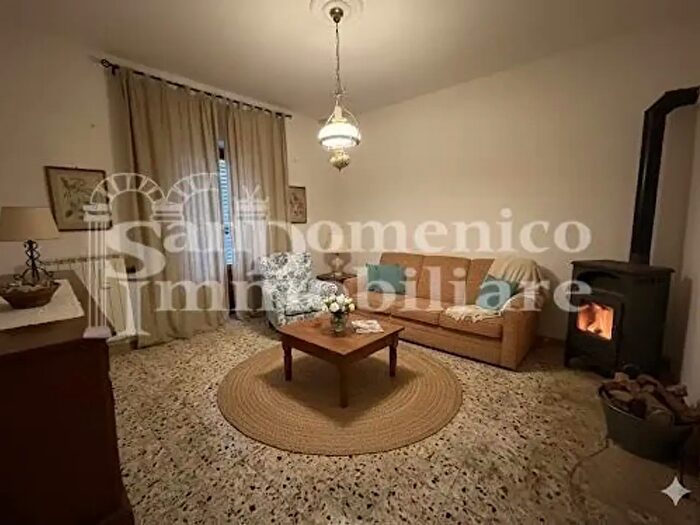 Casa con 5 locali in vendita in Cascina