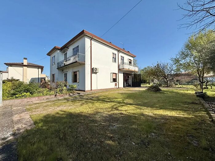Casa quadrilocale in vendita in Via Assisi, Solesino