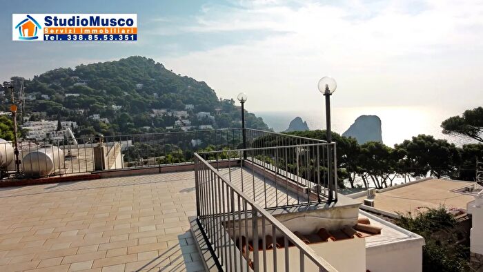 Appartamento con 5 locali in vendita in Via Dalmazio Birago, Capri