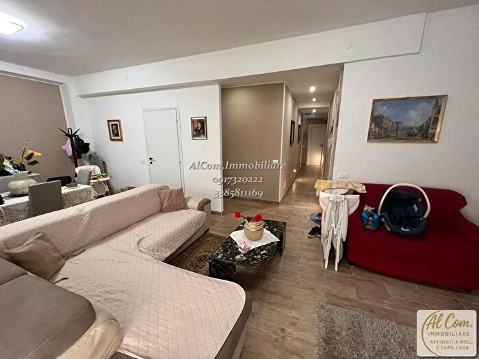 Appartamento con 5 locali in vendita in Via Nicolò Derelitto, Bagheria