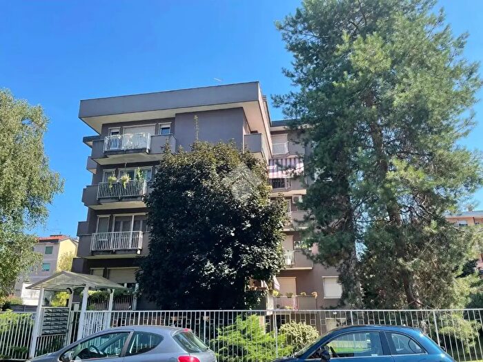Appartamento trilocale in vendita in Via Flora, Legnano