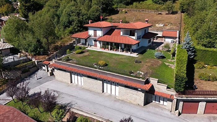 Casa con 15 locali in vendita in Via Tetti Roburent, Roburent