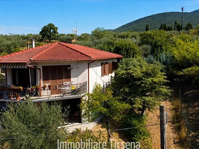 Casa con 6 locali in vendita in Montecchio