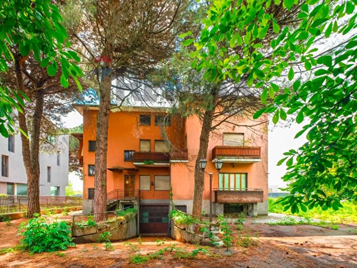 Casa con 10 locali in vendita in Verano Brianza