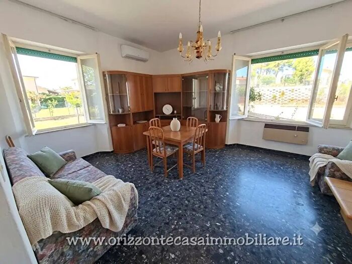 Casa con 15 locali in vendita in Ascoli Piceno