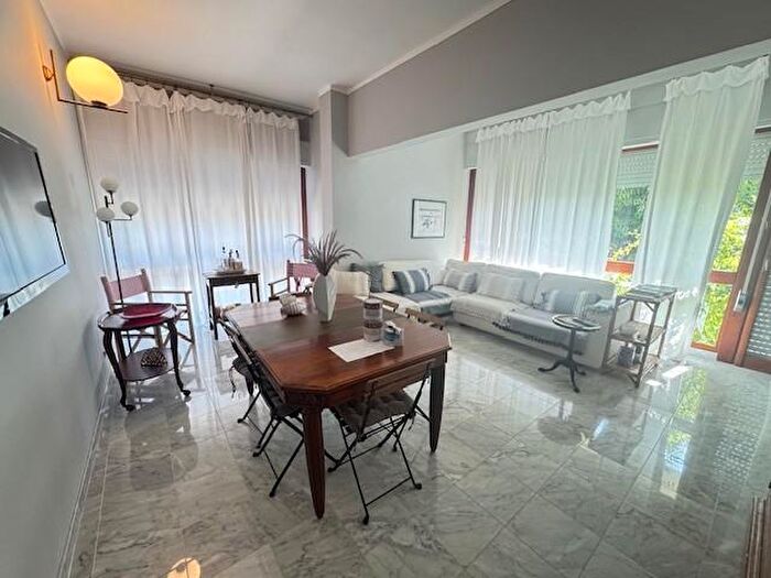 Appartamento con 5 locali in vendita in Forte Dei Marmi