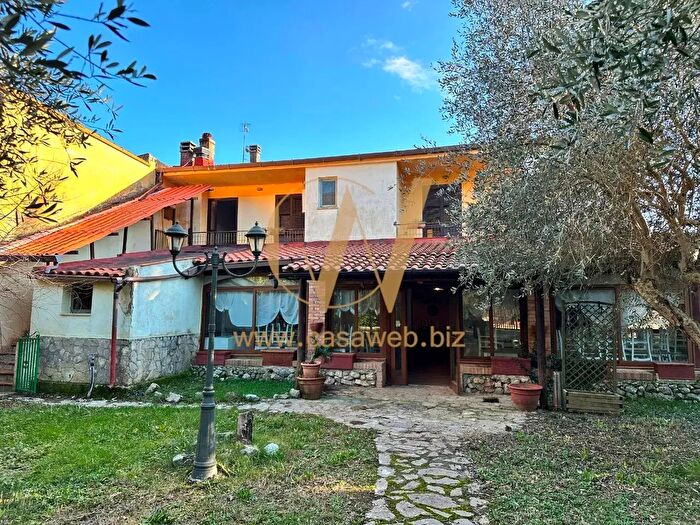 Casa con 10 locali in affitto in Via Case Sparse, Liberi