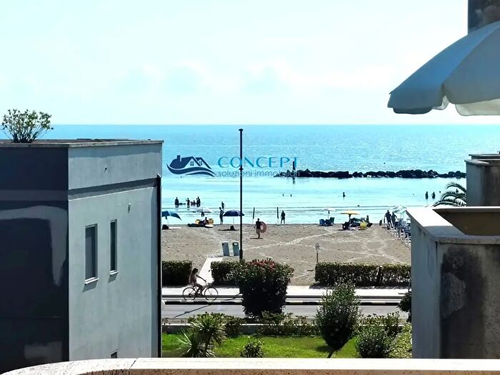 Appartamento quadrilocale in vendita in Lungomare Italia Snc, Martinsicuro