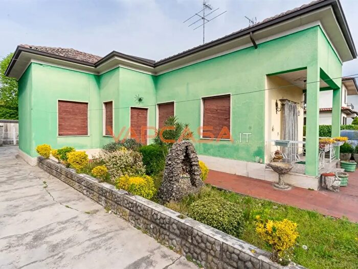 Casa trilocale in vendita in Via Abele Crespi, Fara Gera DAdda