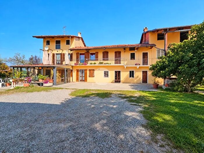 Casa con 8 locali in vendita in Cascina Moncucco, Vische