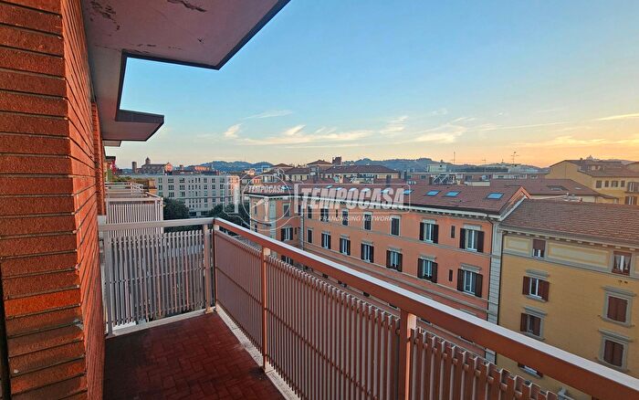 Appartamento con 5 locali in vendita in Via Cairoli Fratelli, Bologna