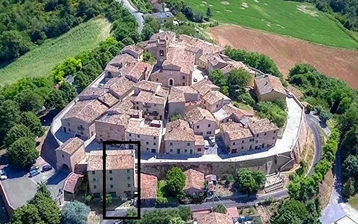 Casa con 6 locali in vendita in Vallefoglia
