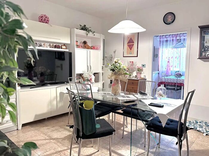 Casa con 8 locali in vendita in Via Andrea Costa, Rimini