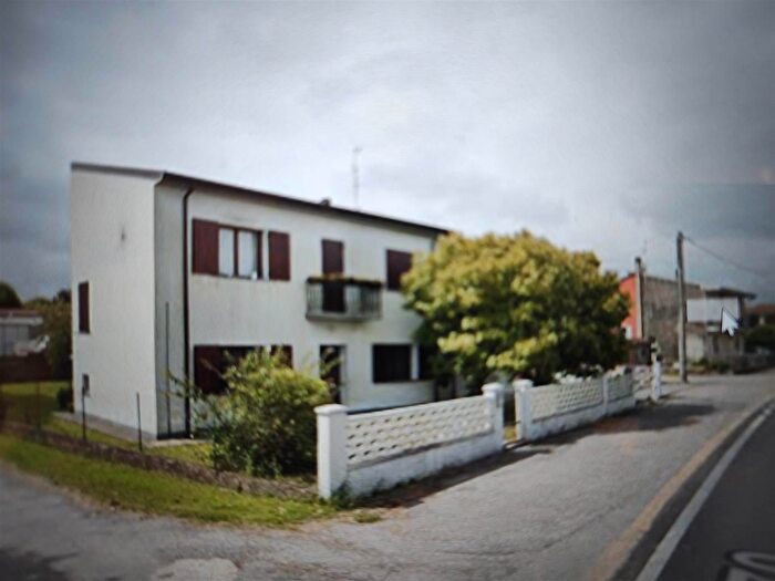 Appartamento con 12 locali in vendita in Via Mattilde di Canossa, Quistello