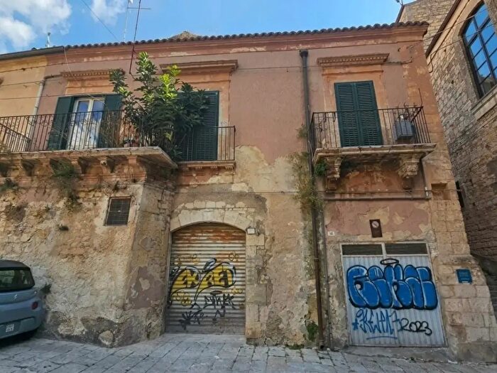 Casa con 7 locali in vendita in Modica