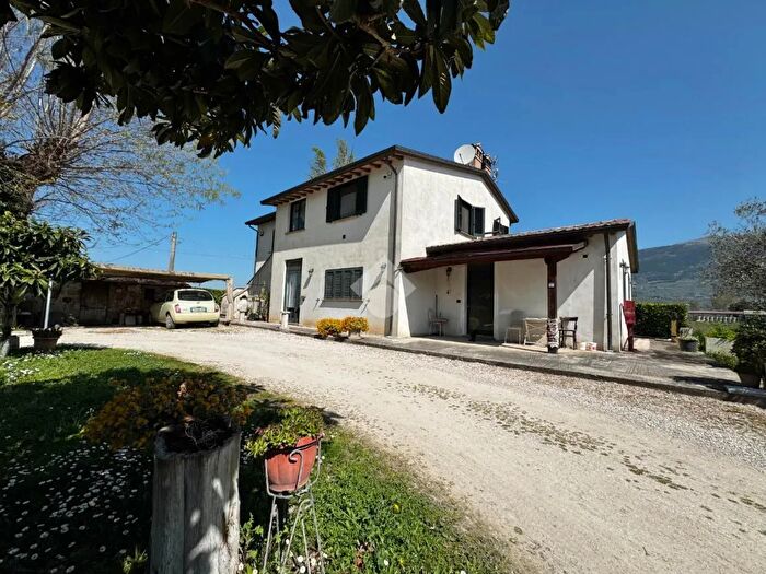 Casa con 11 locali in vendita in Via Passo della Pietra, Assisi