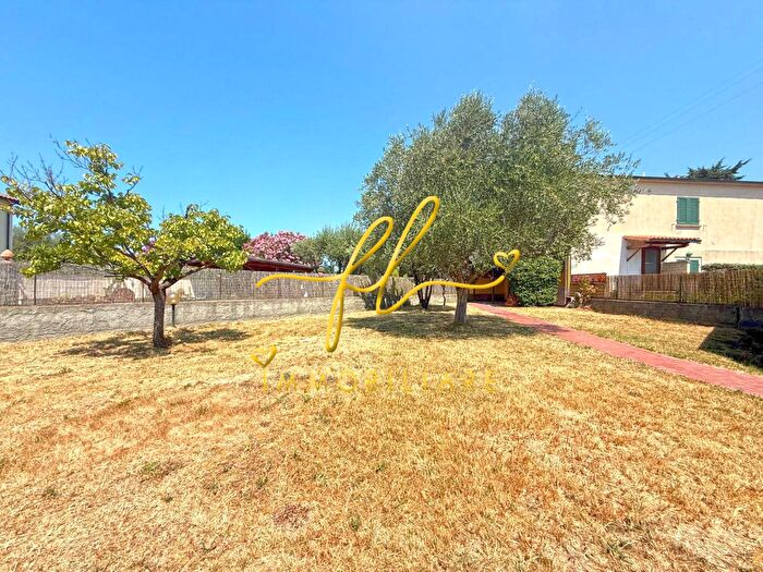 Casa trilocale in vendita in Cecina