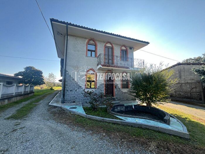 Casa quadrilocale in vendita in Strada Raviola, Bairo