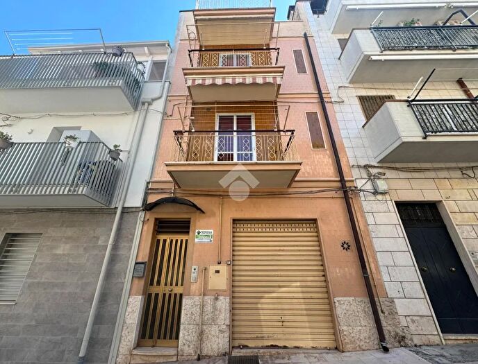 Casa con 6 locali in vendita in Via Bengasi, Altamura