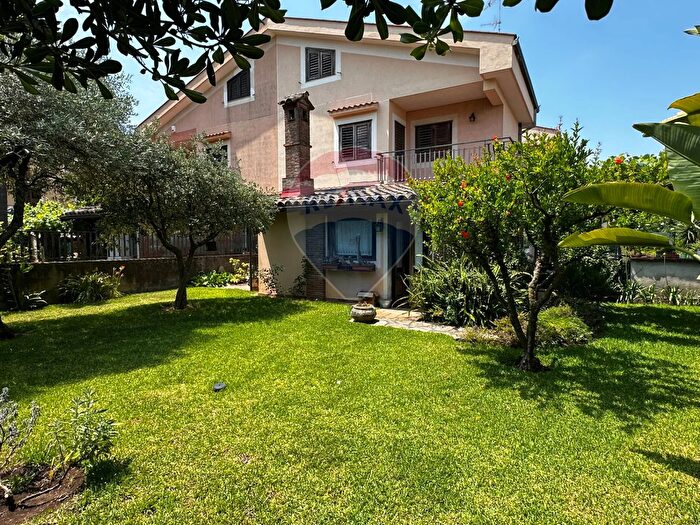 Casa con 12 locali in vendita in Via Seminara, Valverde